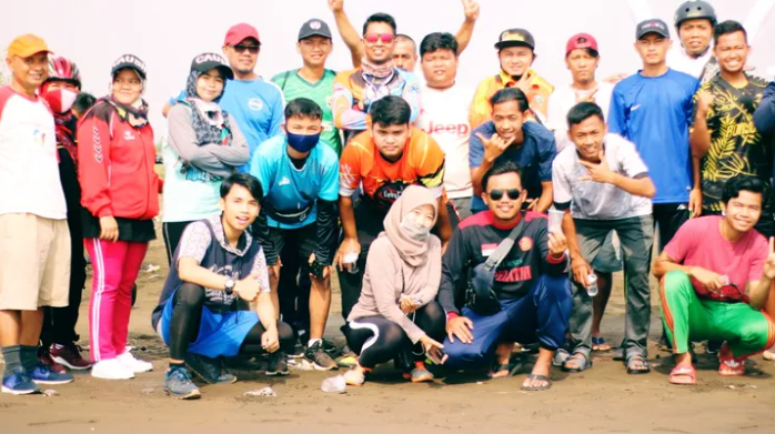 Perisai dan Pemdes Singajaya Gelar Baksos Bersih-Bersih Pantai